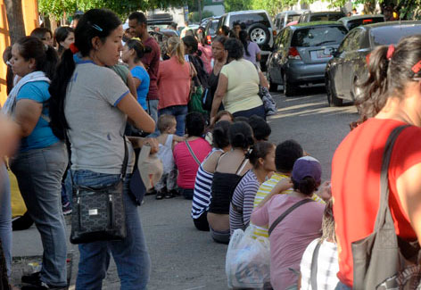 Navidades en Lara transcurren en largas colas para comprar leche y pañales