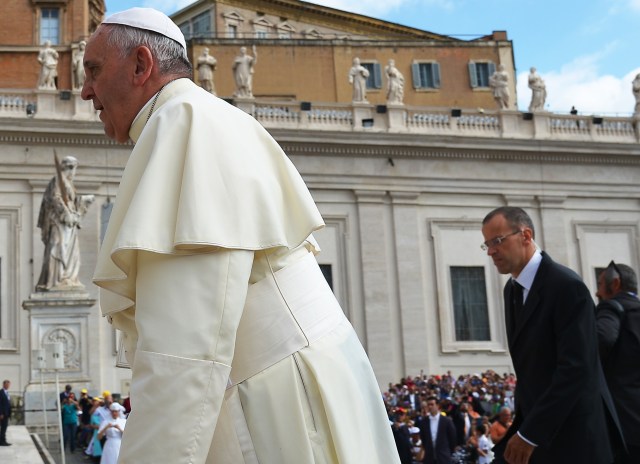 Foto: El comandante de la Guardia Suiza Pontificia , Daniel Rudolf Anrig camina detrás de Francisco durante una audiencia general en la Plaza de San Pedro el 27 de agosto de 2014 el Vaticano. AFP / VINCENZO PINTO