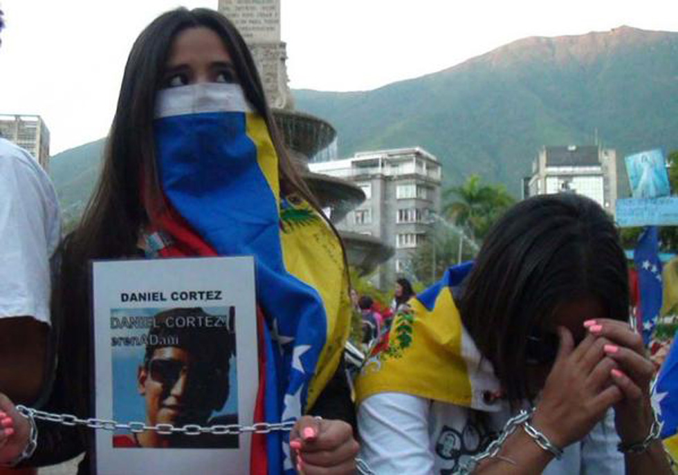 Jóvenes siguen encadenados en la Plaza Altamira (Fotos)