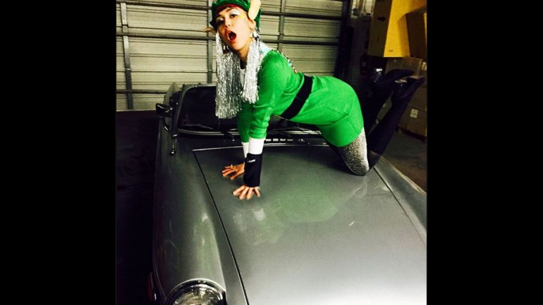 Así se prepara Miley Cyrus para Navidad (Fotos)