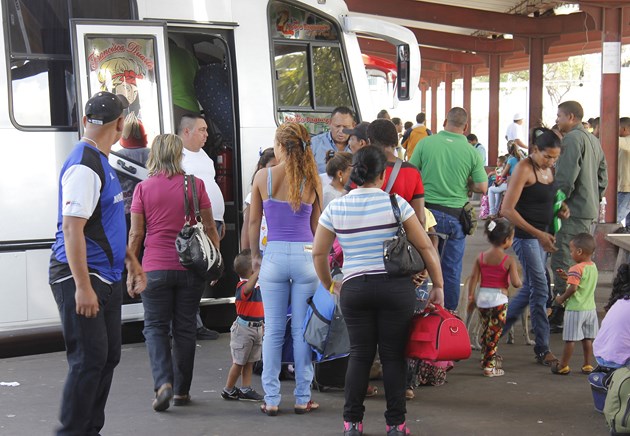 Temporadistas madrugan para comprar boletos