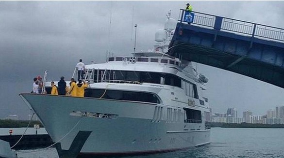 FOTO: Puente levadizo cae encima de yate en Miami Beach