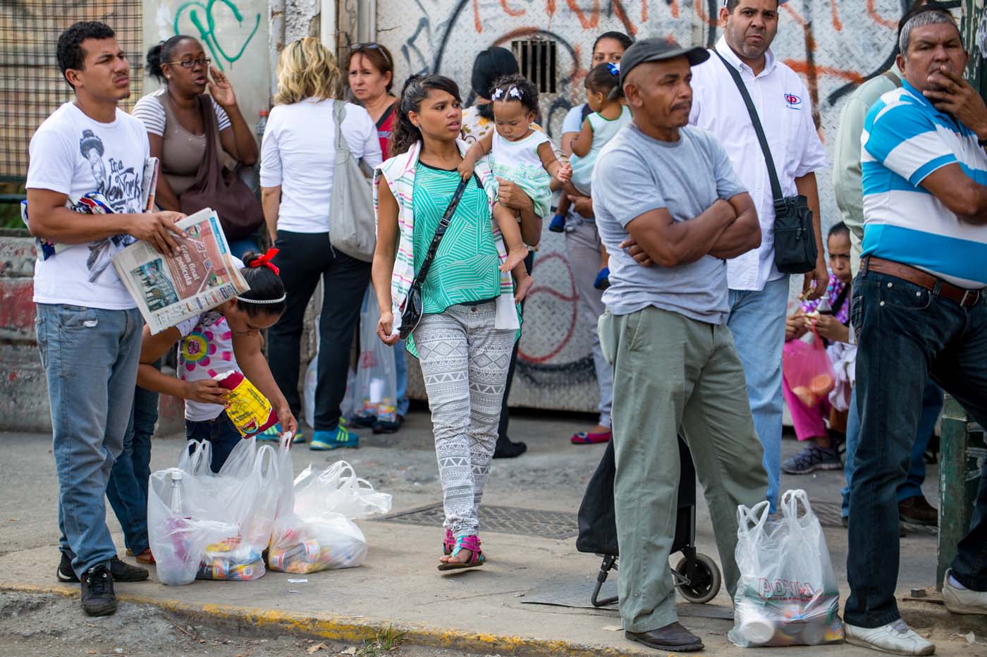 Se extienden las colas para comprar artículos escasos