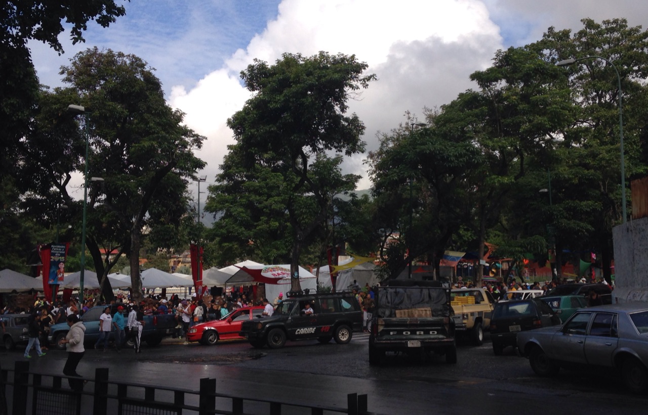 Incesantes colas también se apoderan del Mercal a cielo abierto en la avenida Andrés Bello (Fotos)