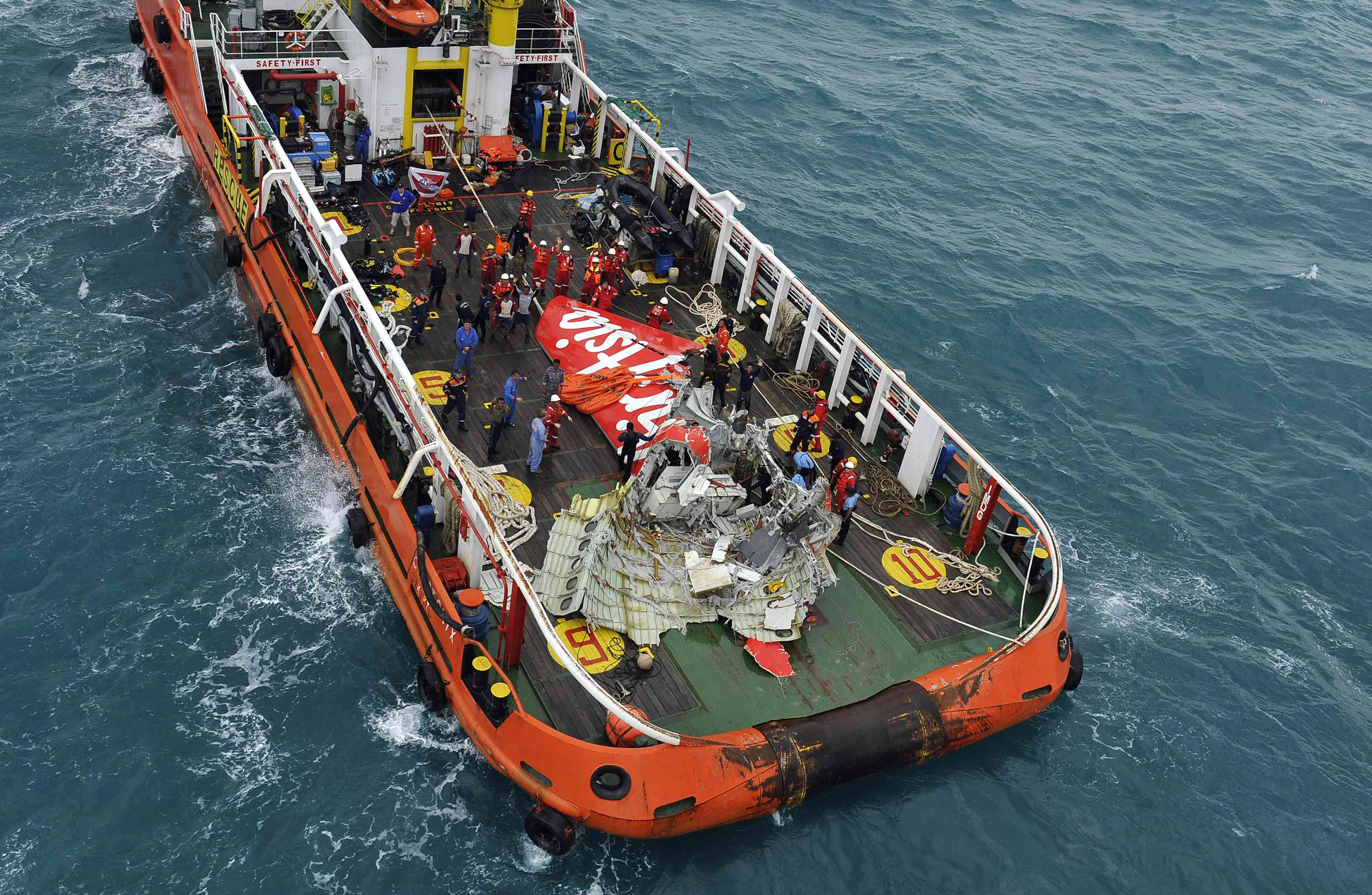 Hallan cajas negras del avión de AirAsia