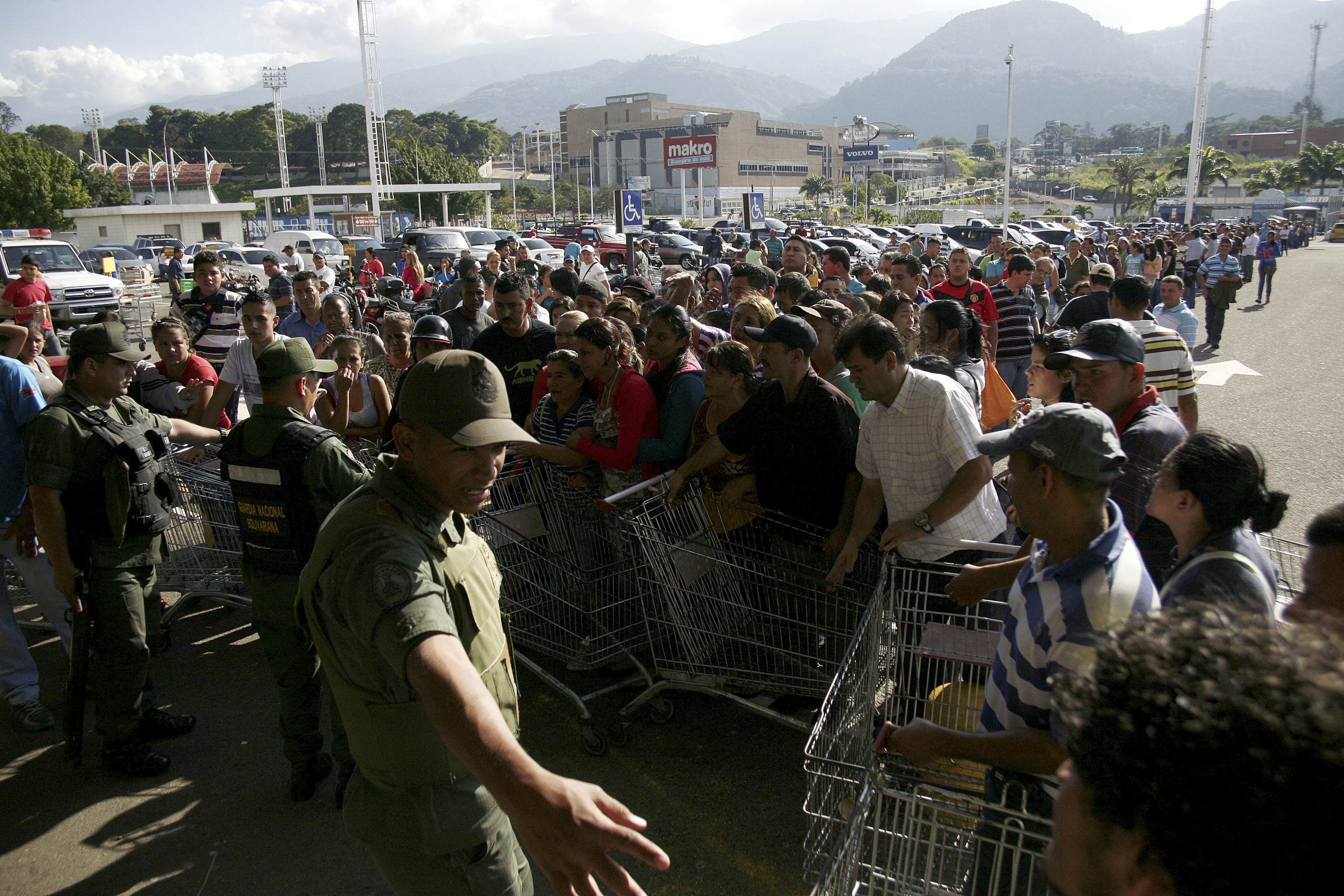 El País: Una tormenta perfecta pone a prueba al Gobierno de Venezuela