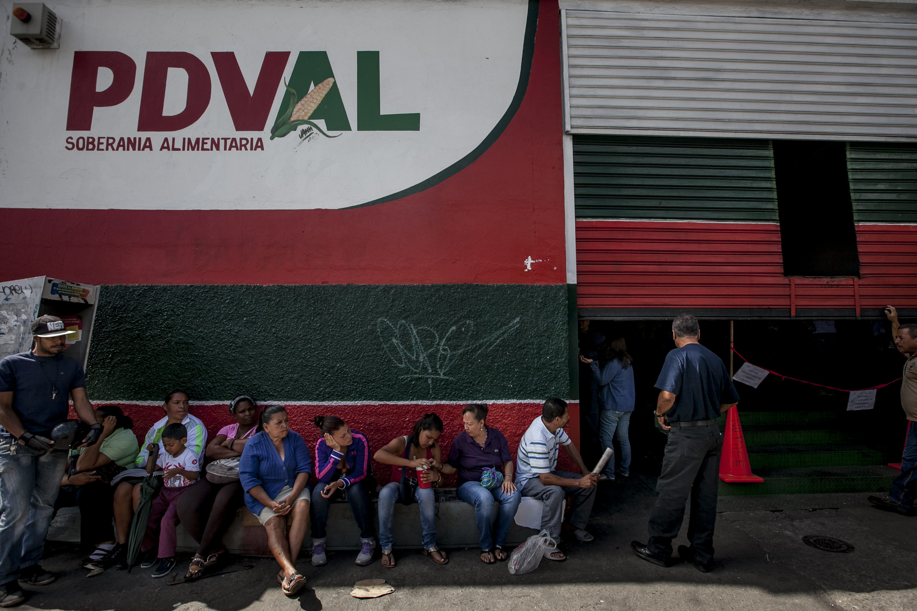 Condenan a dos trabajadores de Pdval por desvío de queso