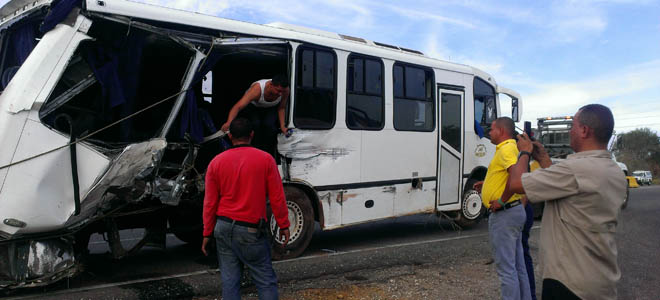 Se duerme al volante y estrella un autobús