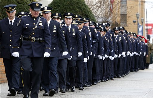 Foto: Agentes de policía de Nueva York marchan antes del oficio fúnebre del agente Wenjan Liu en Brooklyn, Nueva York, el domingo 4 de enero de 2015. Miles de policías neoyorquinos volvieron la espalda al alcalde Bill de Blasio cuando pronunció el elogio fúnebre de Liu, en un nuevo desaire al funcionario a pesar de los ruegos del jefe de la policía de que no lo hicieran. Liu y su compañero Rafael Ramos fueron asesinados en su patrulla el 20 de diciembre de 2014. El asesino, Ismaaiyl Brinsley, se suicidó. / AP 