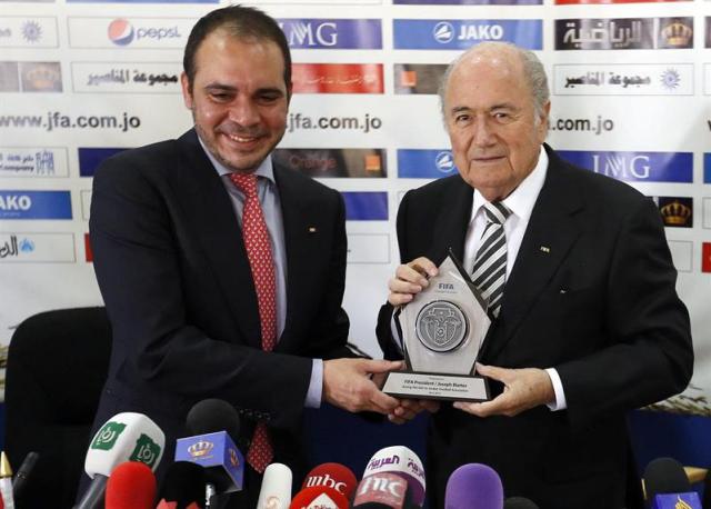 Foto: El presidente de la FIFA, Sepp Blatter (d), junto al príncipe jordano Ali Bin al Husein / EFE