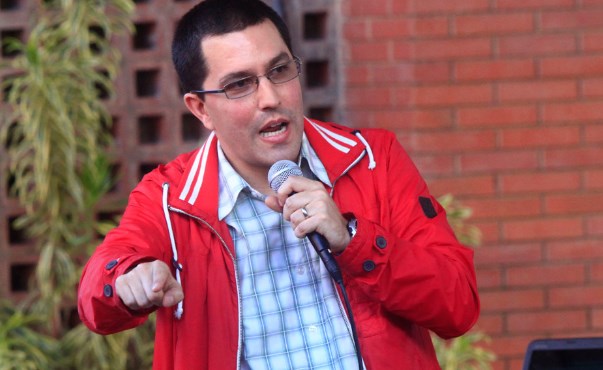 Arreaza rechazó críticas de reunión Cabello-Shannon