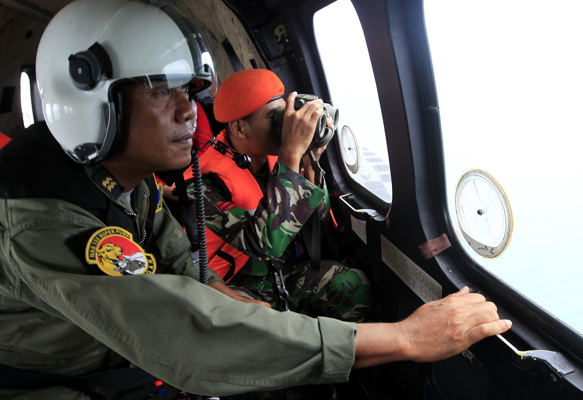 Mal tiempo sigue obstaculizando búsqueda de cuerpos del avión AirAsia