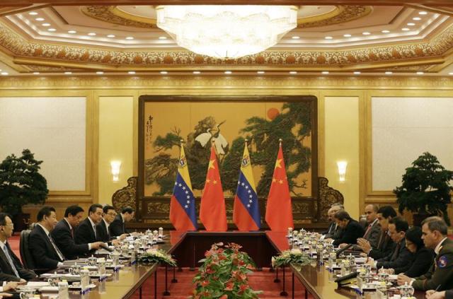 El presidente venezolano, Nicolás Maduro (4º dcha), y su homólogo chino, Xi Jinping (2º izq), mantienen un encuentro bilateral en el Gran Palacio del Pueblo de Pekín (China) hoy, miércoles 7 de enero de 2015, en el ámbito de su visita oficial del mandatario latinoamericano al país. EFE/Andy Wong/Pool 