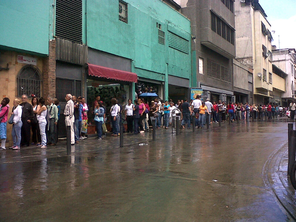 Pasan más de dos horas en cola para comprar: Jabón en polvo, lavaplatos y suavizante (Fotos)