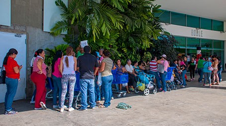 Insulares y turistas tras la pista de productos