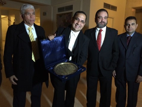 Eddy Marcano Egipto entrega de placa reconocimiento