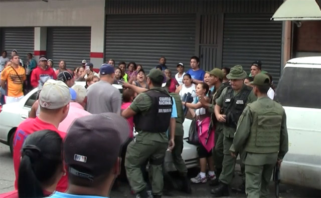 Exclusivo: GNB detiene a seis y la gente los defiende en repleta cola de compradores marcados