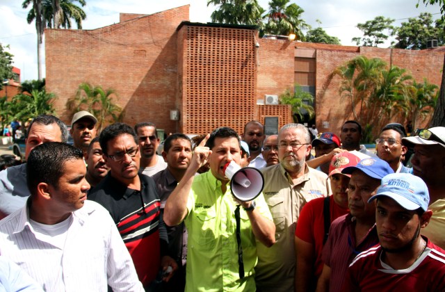 FOTO 1 El alcalde habla con los trabajadores