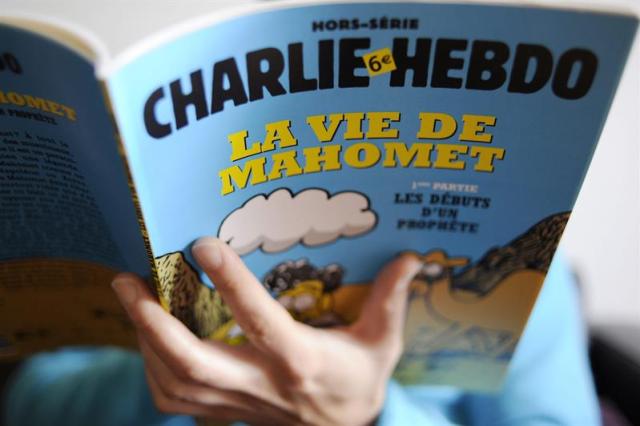 Imagen de archivo fechada el 2 de enero de 2013 que muestra una edición especial del periódico satírico francés "Charlie Hebdo" en París (Francia). La sede del periódico, que había sido objeto de amenazas en el pasado por haber publicado caricaturas de Mahoma, sufrió hoy, miércoles 7 de enero de 2015, un tiroteo que causó al menos diez muertos y varios heridos, según informaron fuentes oficiales. El presidente francés, François Hollande, y el ministro del Interior, Bernard Cazeneuve, darán más detalles en el lugar de los hechos. Hollande ha convocado una reunión de urgencia para tratar de este atentado y el Gobierno ha decidido elevar el llamado "Plan Vigipirate" contra acciones terroristas a su máximo nivel, "alerta de atentados". EFE/Yoan Valat