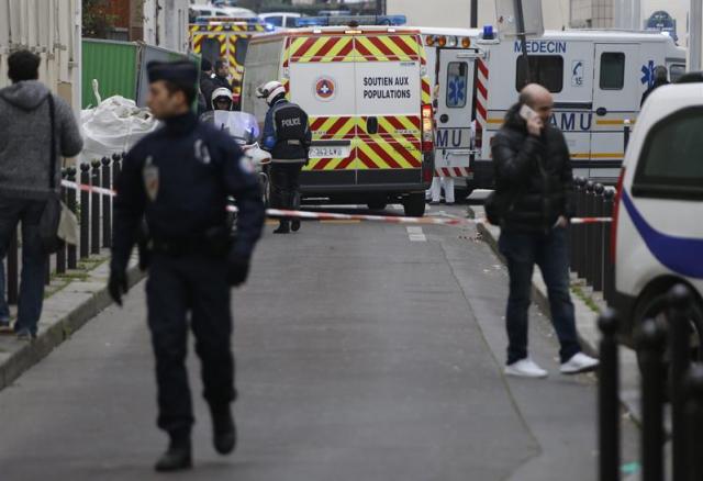 La policía bloquea una de las calles próximas a las oficinas del semanario satírico francés "Charlie Hebdo" tras ataque contra la redacción hoy, miércoles 7 de enero de 2015 en el centro de París (Francia). El número de muertos en el ataque contra la sede del semanario satírico "Charlie Hebdo" asciende ya a doce, entre ellos dos policías, confirmó a Efe el presidente de la región de Ile de France, en la que se halla París, Jean-Paul Huchon. EFE/Ian Langsdon