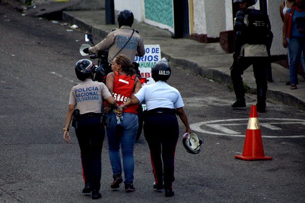 Ama de casa denuncia que fue arrestada y golpeada por policía en Táchira