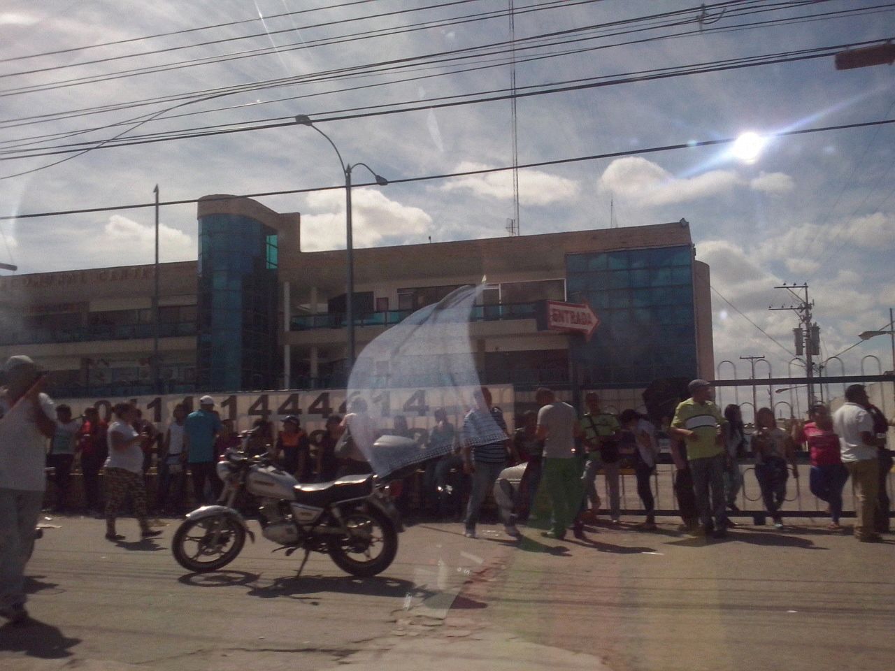 Interminables colas en dos supermercados de Maracay #09E (Fotos)