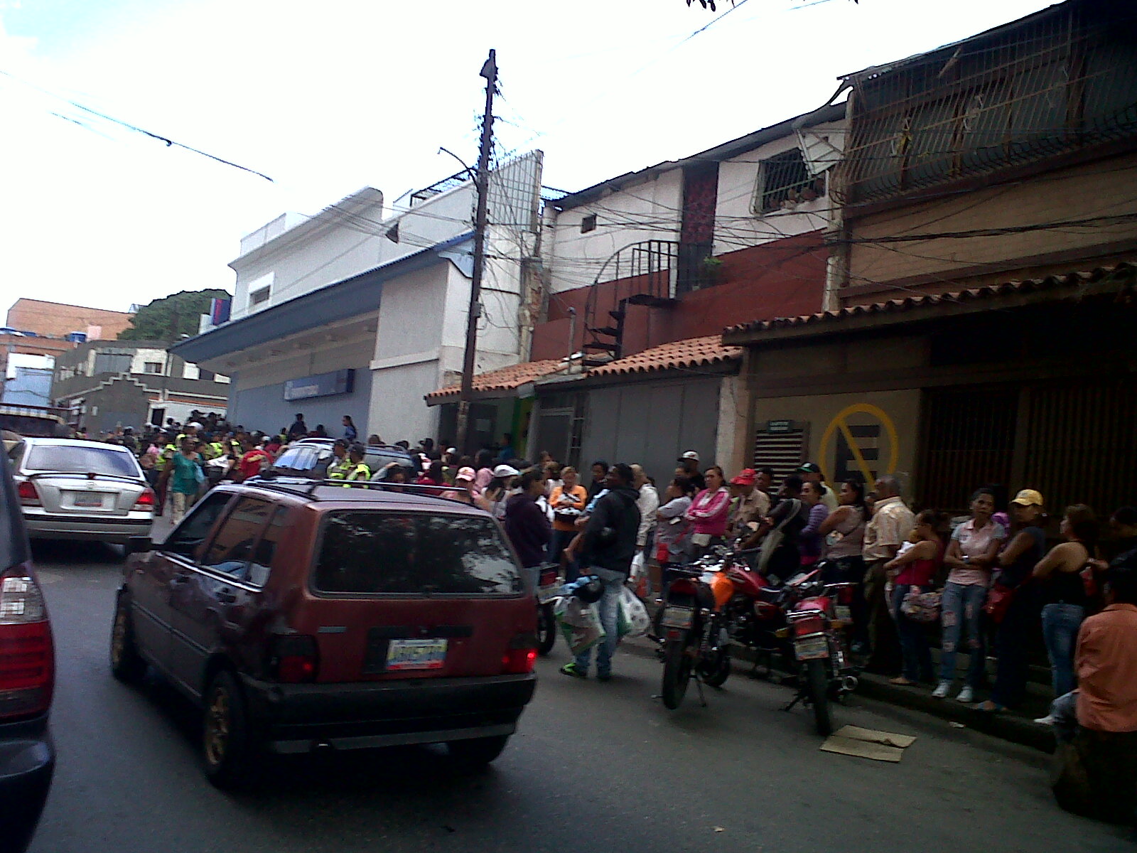 Venezolanos continúan en las colas para comprar “lo que haya” (Fotos)