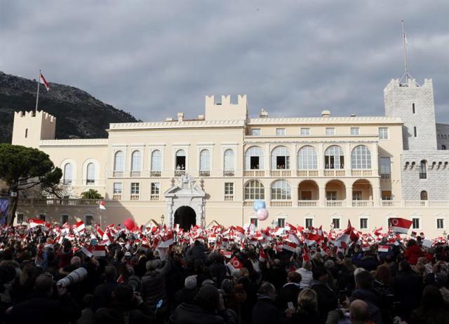 Numerosas personas asisten a la presentación oficial de los hijos del príncipe Alberto II y su esposa, Charlène, en el balcón del palacio del Principado en Mónaco, hoy, 7 de enero de 2014. Jaime y Gabriela son los primeros hijos en común de la pareja, y el tercer y cuarto vástago para el soberano, de 56 años, que tiene ya otros dos hijos reconocidos y nacidos fuera de su matrimonio, por lo que carecen de derechos sucesorios. EFE/GUILLAUME HORCAJUELO