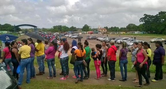 Largas colas para comprar pañales en Maturín (Fotos)