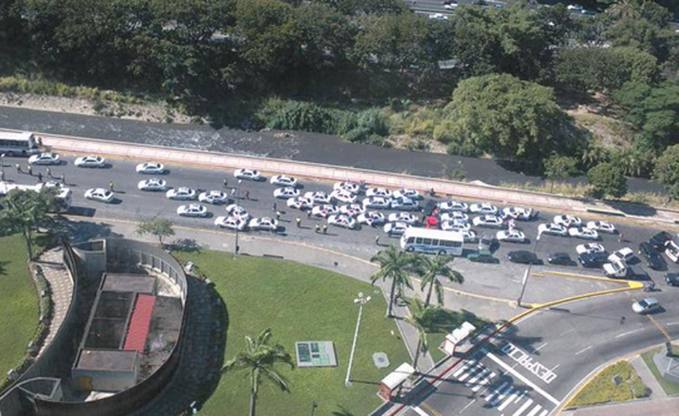 Taxistas protestan por asesinato de compañero (Fotos)