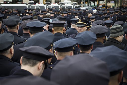 Foto: Un solo policía mantiene la cara al frente mientras sus demás compañeros dan la espalda al alcalde Bill de Blasio que pronuncia un discurso durante el funeral del policía Wenjian Liu en Brooklyn, Nueva York, el domingo 4 de enero de 2015. / AP