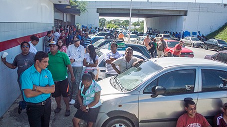 Compradores se desvelan para adquirir dos neumáticos