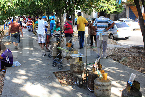 Colas para el gas en Maracay comienzan desde las 4:00 de la mañana