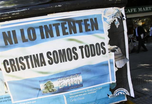 Fotografía de un cartel en apoyo de la presidenta Cristina Fernández hoy, jueves 22 de enero de 2015, en Buenos Aires (Argentina). Viviana Fein, fiscal que investiga la muerte de su colega Alberto Nisman, opinó hoy que la presidenta argentina, Cristina Fernández, "es libre de pensar" lo que quiera cuando fue consultada por los medios sobre la misiva en la que la mandataria se muestra convencida de que no se suicidó. EFE/David Fernández