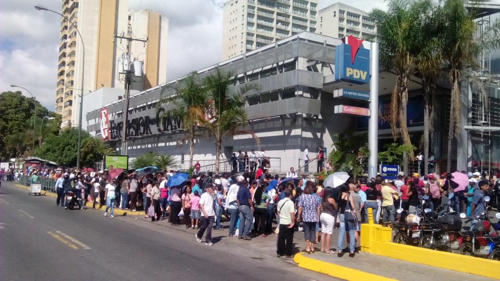 Venezolanos siguen haciendo colas para adquirir productos (Fotos)