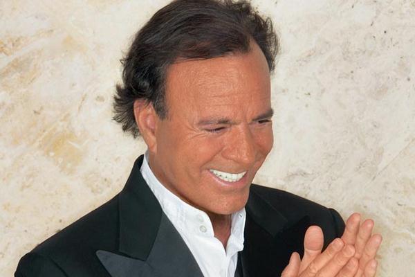 Juez español da ultimátum a Julio Iglesias en demanda por presunta paternidad