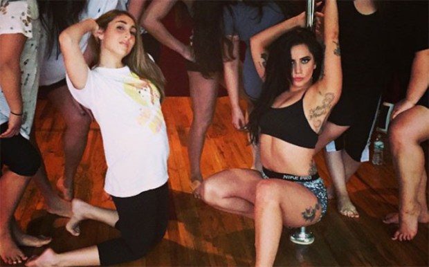 Lady Gaga nos sorprende con su sexy baile en el tubo