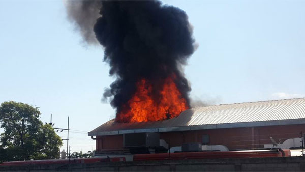 Bomba de energía ocasionó incendio en galpón de refrescos (Fotos)