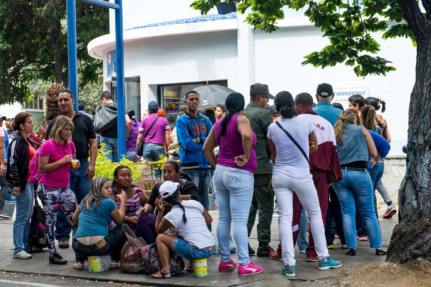 Pasaron 12 horas en cola para comprar electrodomésticos