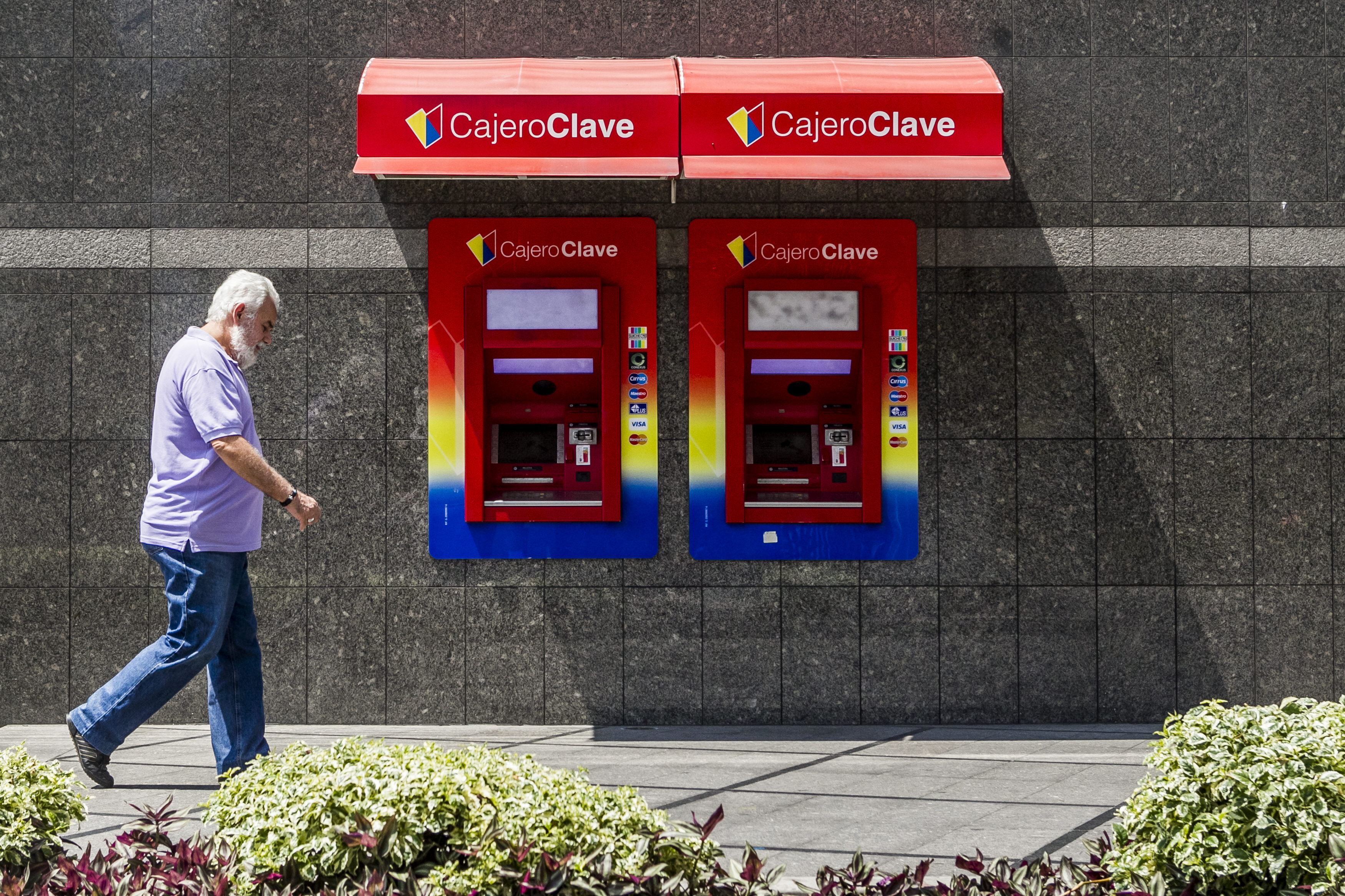 Hoy es lunes bancario y los cajeros siguen secos