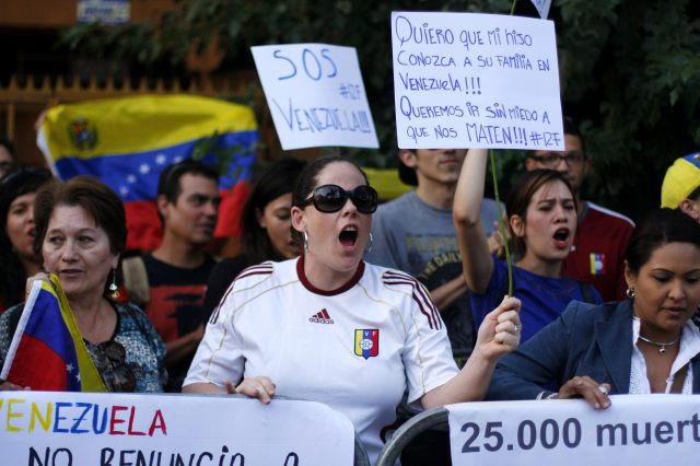 UNOS 200 RESIDENTES VENEZOLANOS PROTESTAN FRENTE A SU EMBAJADA EN CHILE