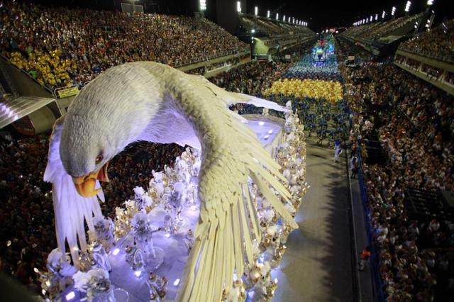 La escuela de samba Portela desfila en el sambódromo de Río de Janeiro (Brasil), durante el segundo día de los desfiles de las escuelas de samba del grupo especial. La escuela de samba São Clemente realizó un homenaje al fallecido director artístico brasileño Fernando Pamplona. EFE/Luiz Eduardo Perez