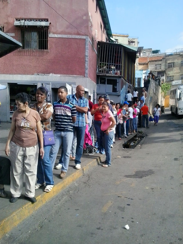 Siguen las colas en el supermercado Día a Día de Gato Negro (Fotos)