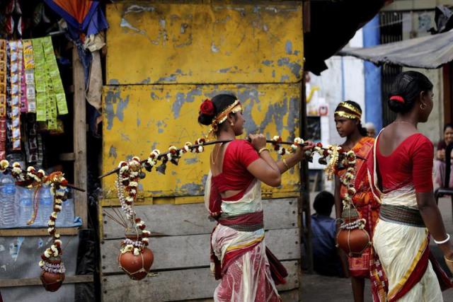 Una devota ataviada con el atuendo tradicional participa en la festividad de la gran noche de Shiva en Calcuta (India), hoy, martes 17 de febrero de 2015. Durante esta celebración hinduista en honor a Shiva, las mujeres solteras rezan al dios para conseguir un marido como él, considerado el perfecto esposo por las leyendas populares. EFE/Piyal Adhikary