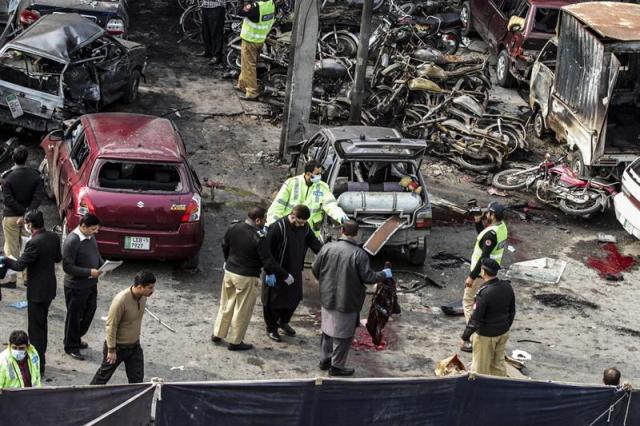  La policía investiga el escenario de un ataque suicida con bomba ante una casa cuartel de la policía en Lahore (Pakistán), hoy, martes 17 de febrero de 2015. Al menos cuatro personas murieron y varias resultaron heridas en la explosión en una de las zonas menos conflictivas del país. EFE/Rahat Dar