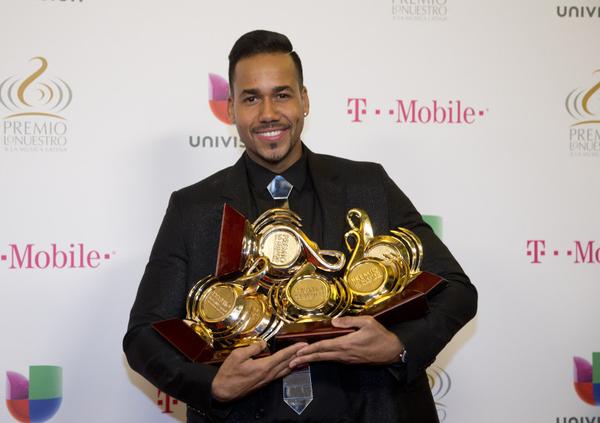 Enrique Iglesias y Romeo Santos grandes ganadores de la noche latina