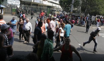 Multitud tumbó rejas en busca de comida en Bicentenario