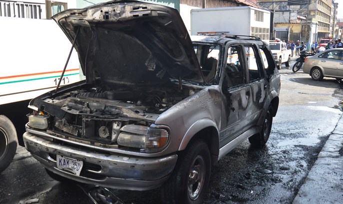 Atropellan a hombre y ciudadanía le quema la camioneta a victimario