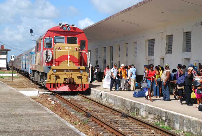 Cuba paramilitariza su sistema ferroviario en busca de “disciplina y eficiencia”