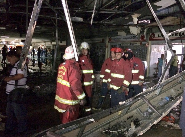 Incendio en terminal La Bandera consumió 16 locales (Fotos y video)